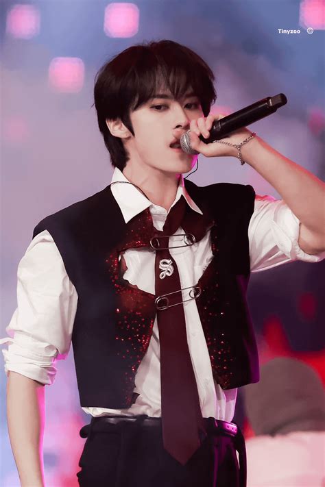 SBS Gayo Lee Know fansite photos : r/LeeKnow