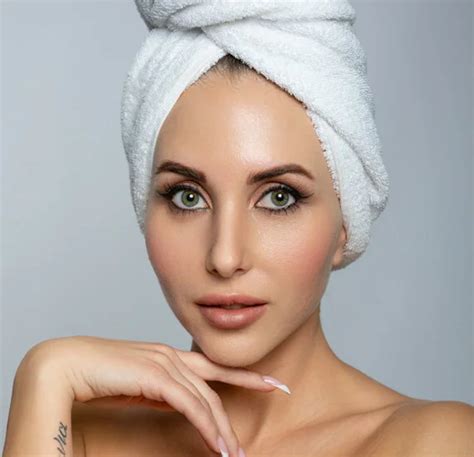 Retouch4me Mattifier. Tones down highlights on skin in photos