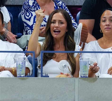 Download Minka Kelly exuding elegance in a photoshoot Wallpaper