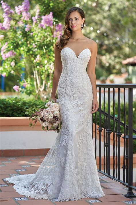 lace wedding gown sweetheart neckline wedding blog