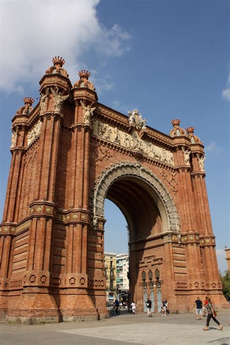 arc de triomf standing view barcelona home