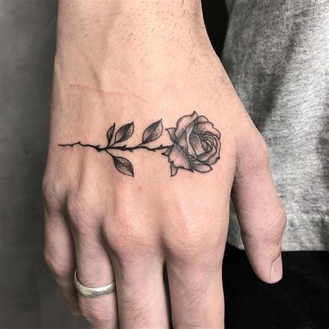 Rosa Na Mão Masculina - Rosa na mao tatuagem | Tatuagens legais masculinas, Tatuagem sombria ...