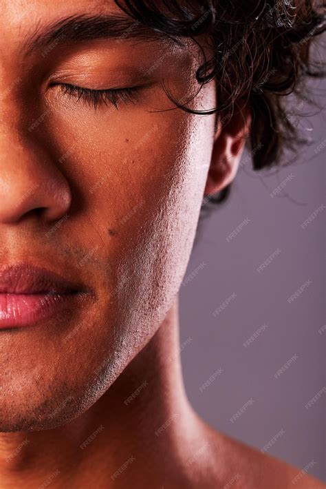 Cuidado de la piel de belleza y rostro del hombre en el estudio para el