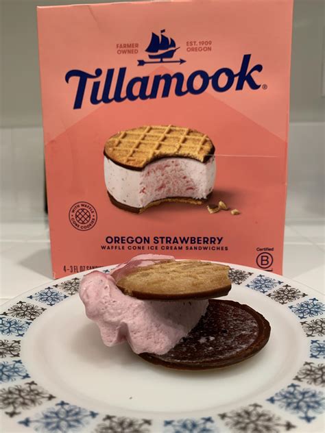 Tillamook’s Oregon Strawberry Ice Cream Sandwich : r/ExpectationVsReality