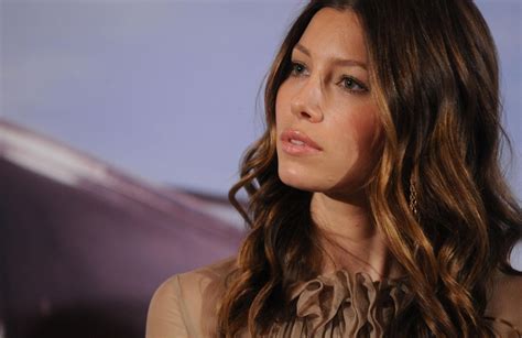 Jessica Biel Cute Side Pose Wallpaper, HD Celebrities 4K Wallpapers ...