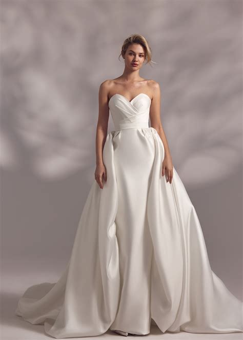 Closed wedding dress «Olympia» with body | WONA LA