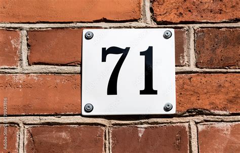 Hausnummer 71 Stock-Foto | Adobe Stock