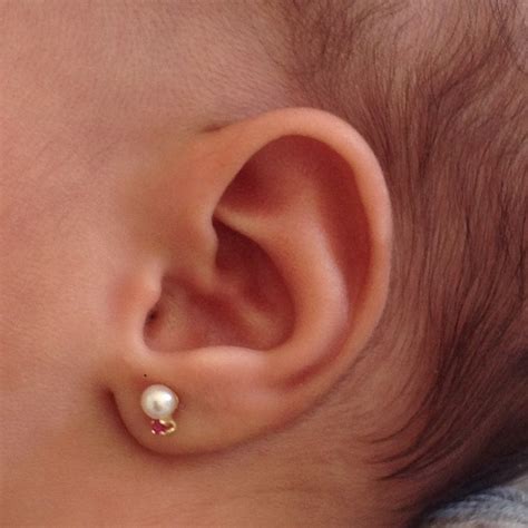 Orelha De Bebe Com Brinco - Furo na orelha do bebê. O brinco no lugar certo. - Thiago Nishida