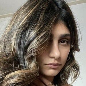 Mia Khalifa - Âge, famille, biographie | Famous Birthdays