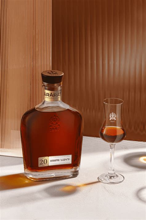 Коньяк Ararat Nairi 20 y.o (gift box) 0.7 л (Арарат Наири 20 лет в ...