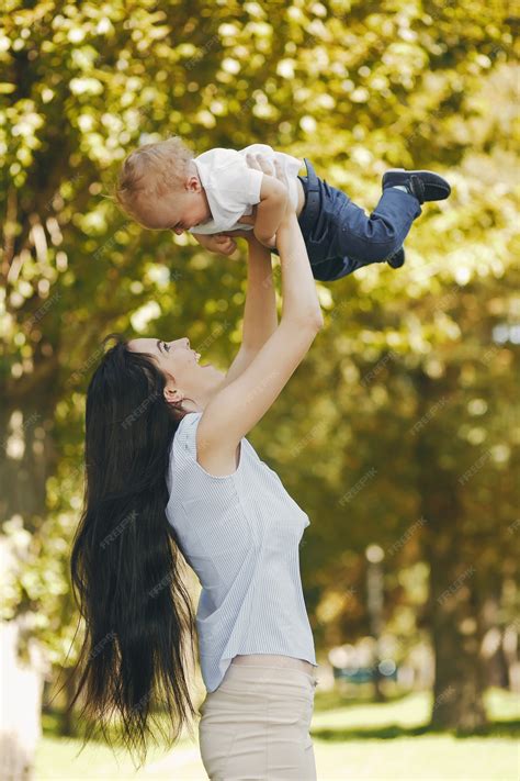 Madre con hijo | Foto Gratis