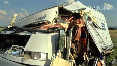 Wohnmobil überschlägt sich auf der A4 - YouTube