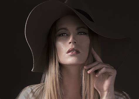 Pictures of Tracy Dali