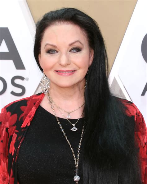 The Heartbreaking Tragedy Of Crystal Gayle - mai