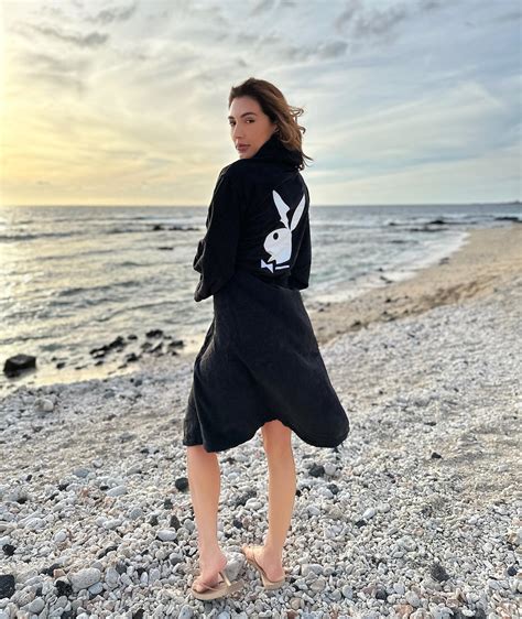 𝐄𝐥𝐥𝐞𝐧 𝐇𝐚𝐧𝐜𝗼𝐜𝐤 | Behind the scenes in Hawaii between shots for @playboy