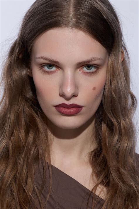 KSUSHA – AGENCIA MODEL MANAGEMENT