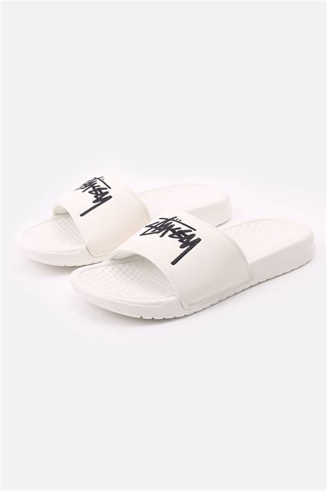 Купить белые сланцы Benassi x Stussy от Nike (DC5239-100) по цене рублей