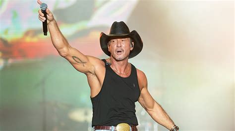 tim mcgraw falls   stage   concert  arizona video
