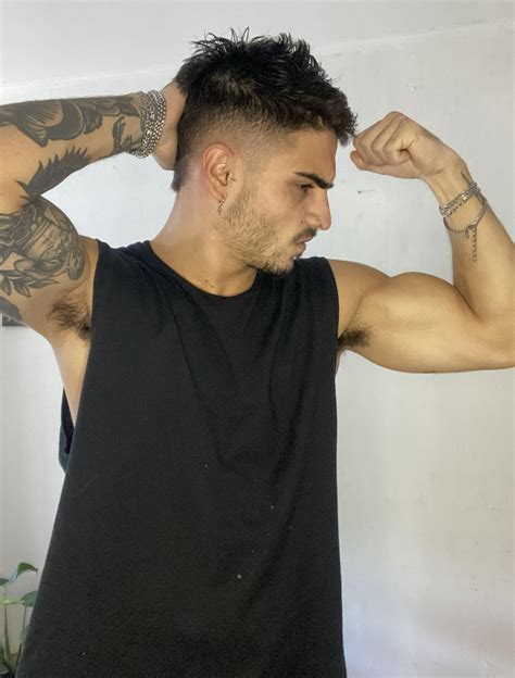 Sniff my smelly hairy armpit : r/bicepsporn