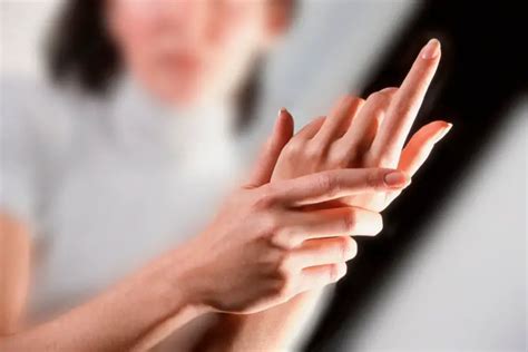 Formicolio alle mani, piedi, braccia e gambe: cause e cure | MEDICINA ...