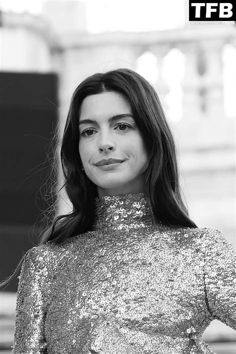 Anne Hathaway Legs (31 Photos) - Sexy e-Girls🔞