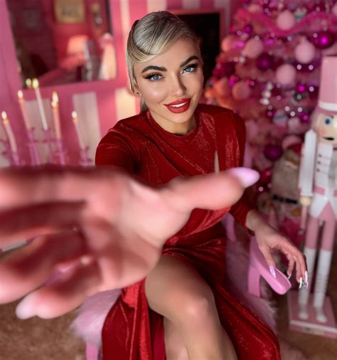Myriam Klink | ‎Qmk Christmas mood 🎄🎅💕👑 ️🎁💝🧧#myriamklinkk #qmk #ميريام