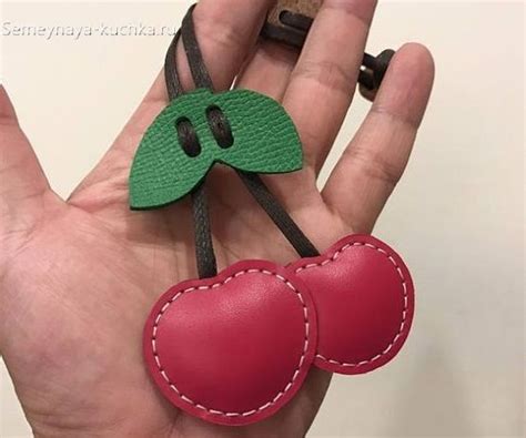 брелок вишенка своими руками | Bague en cuir, Bijoux de sac, Sacs en ...