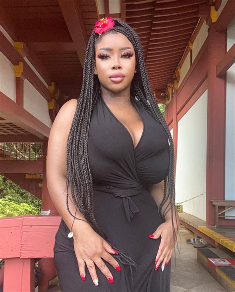 Tokyo Tea, l'influenceuse qui fait sensation avec sa poitrine XXL