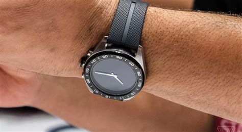LG Watch W7 — смарт-часы на Wear OS с механическими стрелками