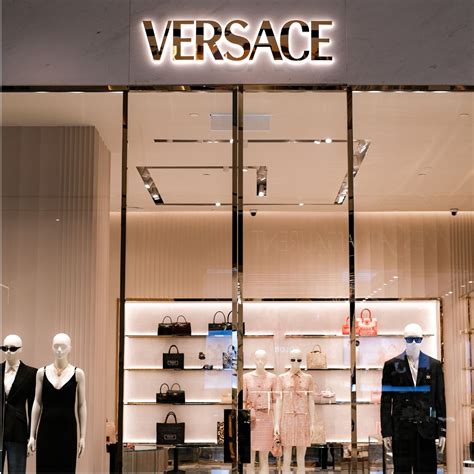 Versace stands as a symbol of Italian glamour and opulence - WeWe Magazine