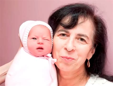 От 50 и старше: как живет пенсионерка, ставшая мамой в 60 лет, и другие ...
