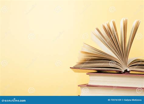 Раскройте книгу, книги Hardback на деревянном столе Предпосылка ...