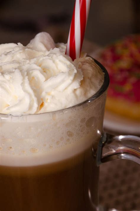 Кофе с корицей и взбитыми сливками. Coffee with cinnamon and whipped ...
