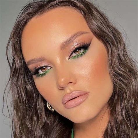Pin by Annika on makeup | Prom eye makeup, Green dress makeup, Makeup looks