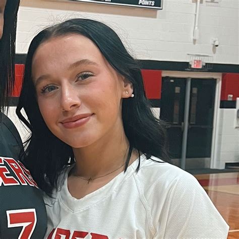 Roxy Reynolds's Instagram, Twitter & Facebook on IDCrawl