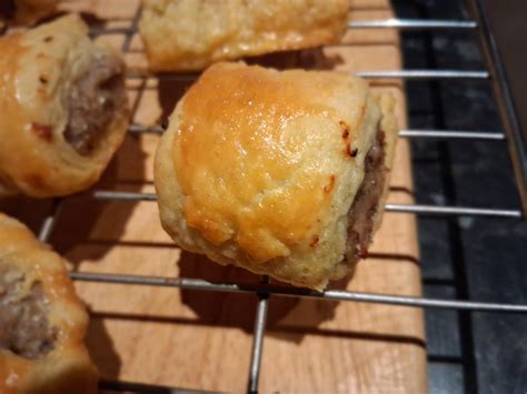 Restaurant Reviews and Food Musings: Proper Homemade Sausage Rolls