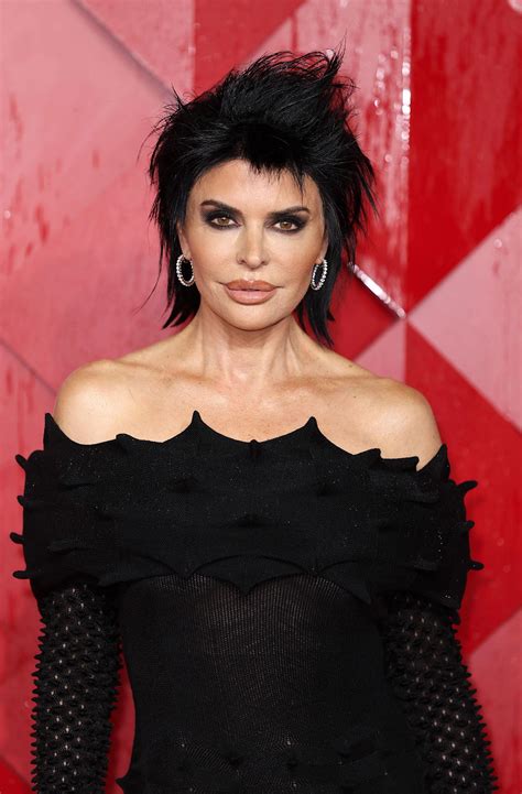 Lisa Rinna Poses Completely Nude to Ring in the New Year: ‘Starting It