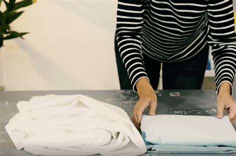 Folding fitted sheets is so easy with this simple trick! – Good to know ...
