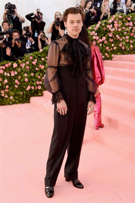 ハリー・スタイルズ、乳首も透ける「ジェンダーレス・ルック」を着こなす【メットガラ2019】 - FRONTROW
