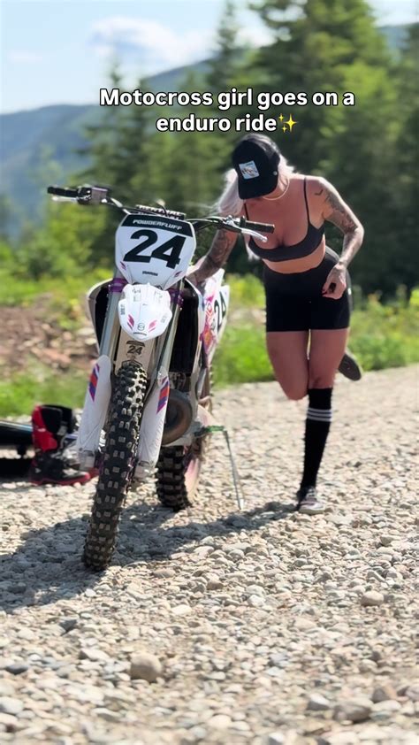 Yana Roney (@powderfluffgurl) - Urlebird