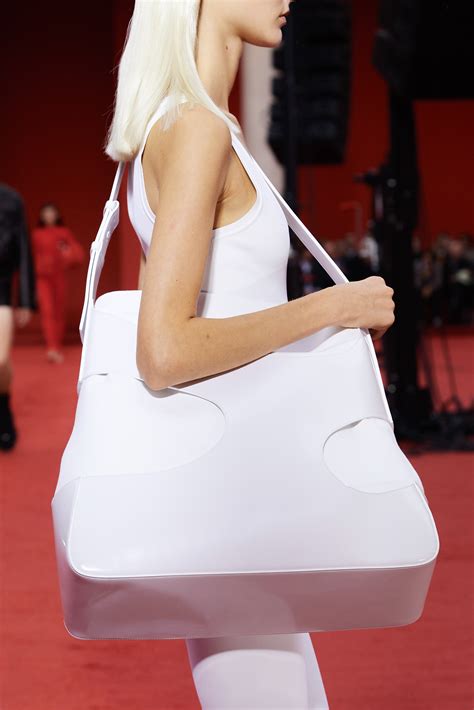 Maxi-Minimalist Totes Spring 2023 Fashion Trend | The Impression