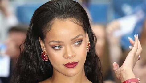 Rihanna amazes fans with her chic look during outing in New York City
