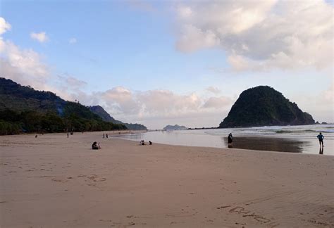 menikmati senja  pantai pulau merah banyuwangi kisah keluarga nara