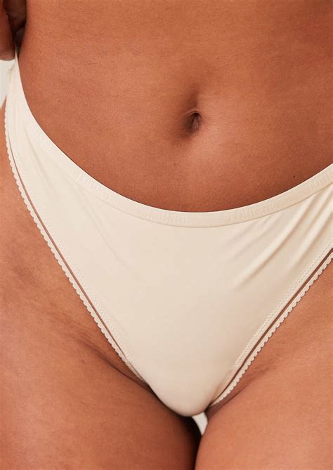 Comfort Push-Up T-shirt Bra & Thong Set - Latte – Lounge Underwear