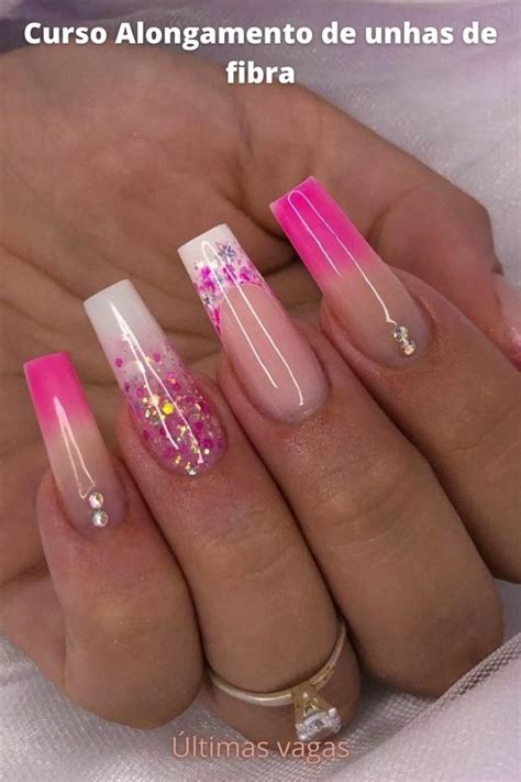 Las uñas rosas son el color de la belleza combinadas con brillo para ...