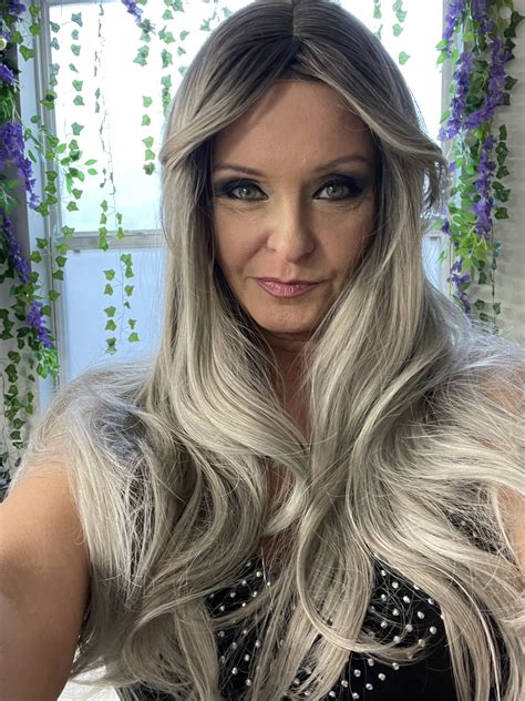 TW Pornstars - 3 pic. Maya Divine XXX. Twitter. Was doing something