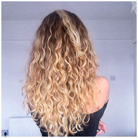 Professional stylists explain why curly blonde hair requires extra moisture 12