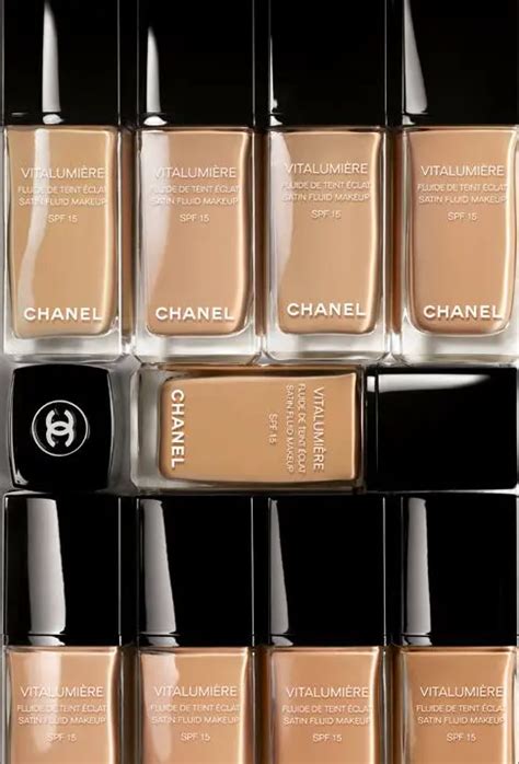 Тональный флюид Chanel Vitalumiere Fluide De Teint Eclat - Купить в ...