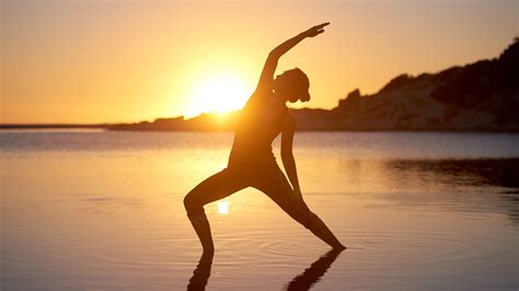 Kiss the Sun Rays: The Mind & Body Benefits of Sunrise Yoga - Mind ...