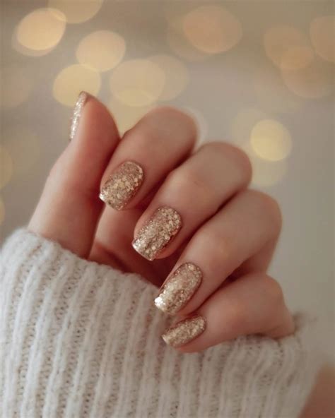 19 Cute & Classy Gold Glitter Nails to Feel Chic